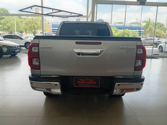 TOYOTA HILUX 2.8 D-4D TURBO DIESEL CD SRX 4X4 AUTOMÁTICO
